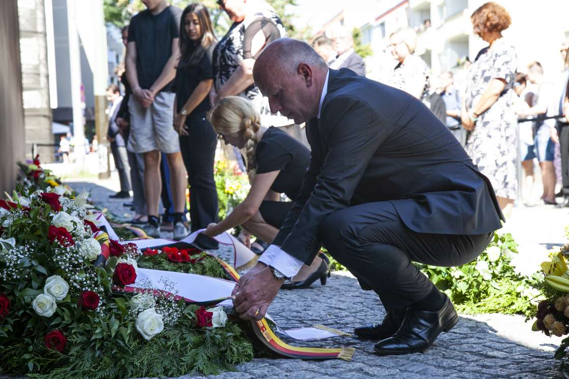 Der Regierende Bürgermeister von Berlin, Kai Wegner, bei der Kranzniederlegung am Denkmal